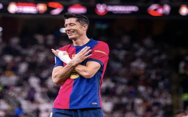 برشلونة يخطط لتمديد عقد مهاجمه ليفاندوفسكي لموسم إضافي مع الفريق الكتالوني